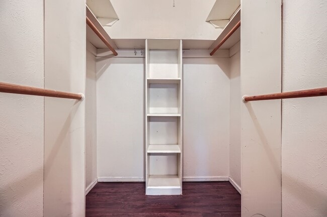 Building Photo - 1724 Midcrest Dr