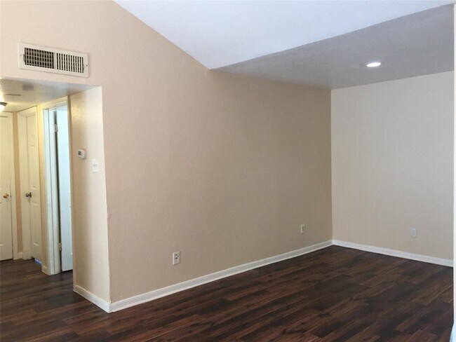 Building Photo - 10211 Sugar Branch Dr