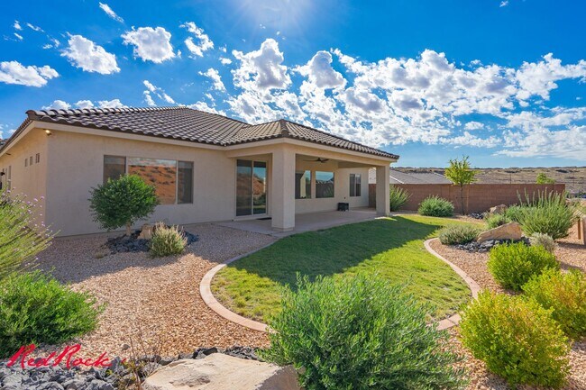 Building Photo - Stunning 4 Bedroom Home with Gorgeous Back...