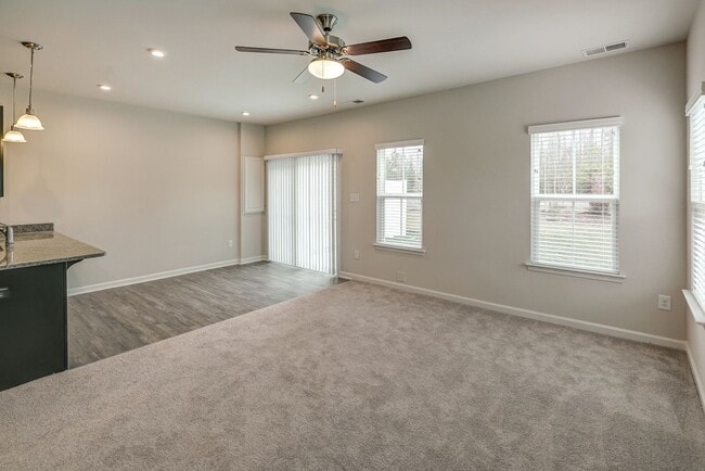 Building Photo - Wonderful townhome