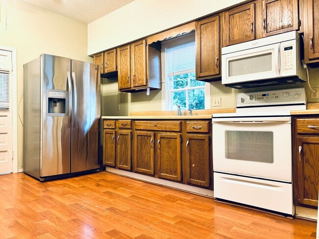 Building Photo - Cute Single Family Home, Great Location