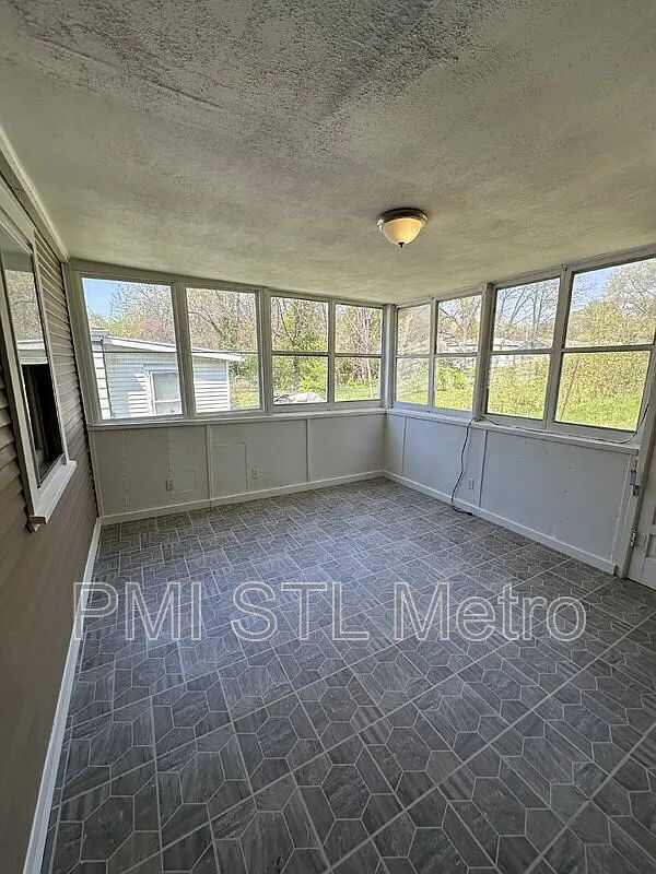 Building Photo - 7117 Garesche Ave