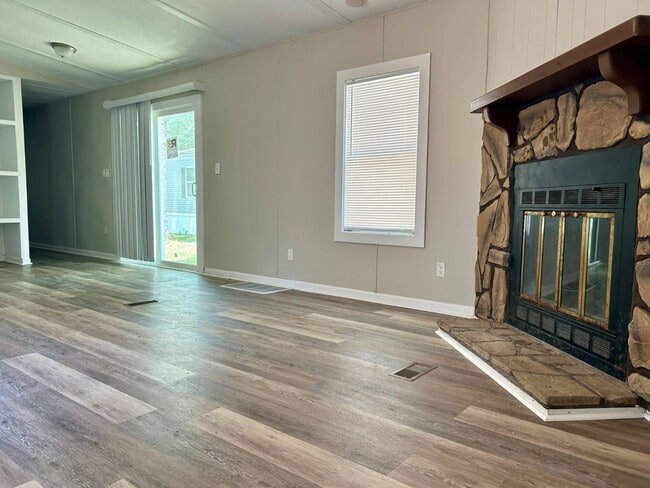Building Photo - 26 White Oak Village