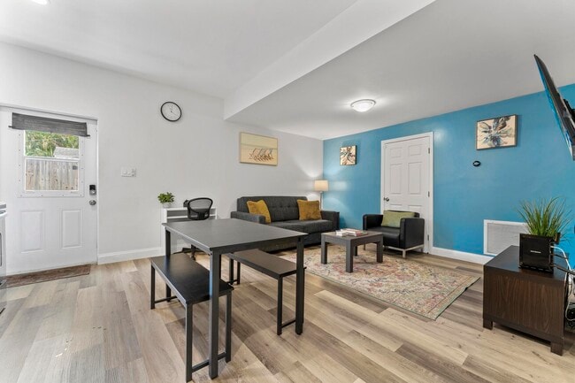 Building Photo - 727 Hampton Rd