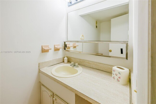 Building Photo - 1900 W 68th St