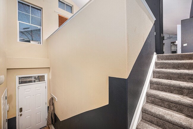 Building Photo - Single room for rent in the heart of Heather Ridge