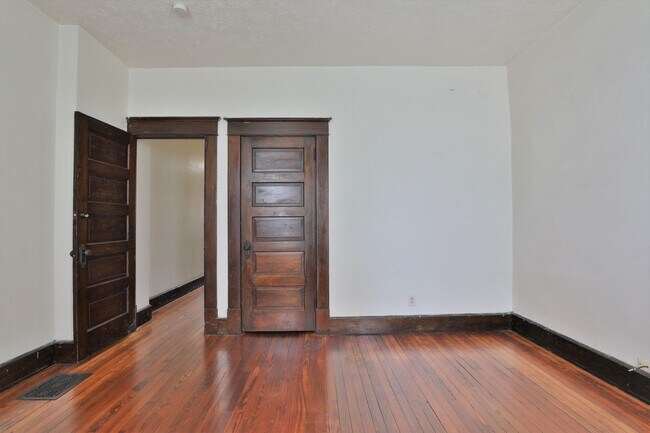 Building Photo - 4 Bedroom , 2 Bath Newly Renovated Townhouse - Right off of High St - FREE Washer / Dryer and Off...