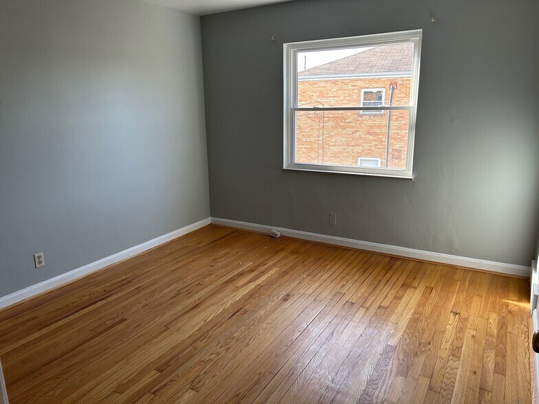 Building Photo - 835 S Fort Thomas Ave