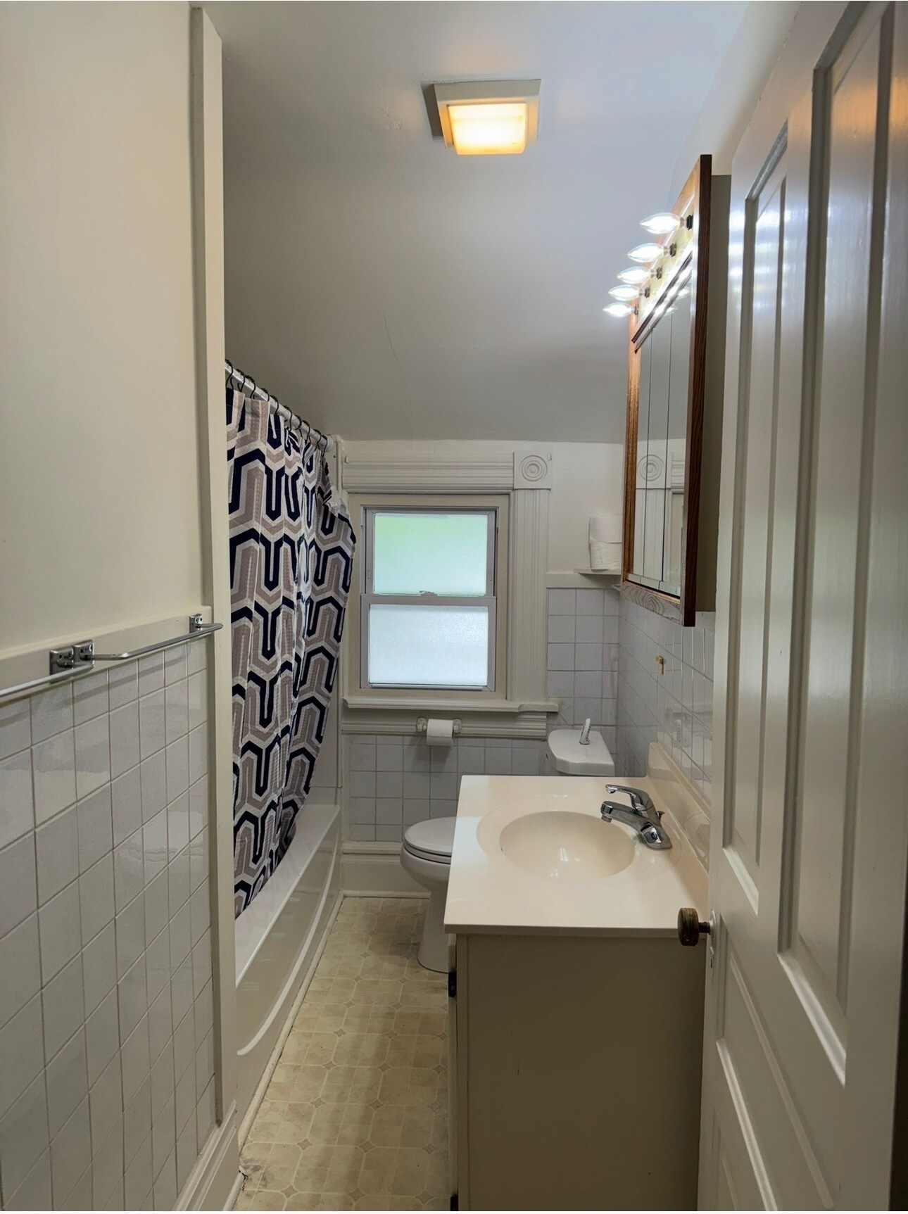 Bathroom w/ tub & shower - 77 W Howard St