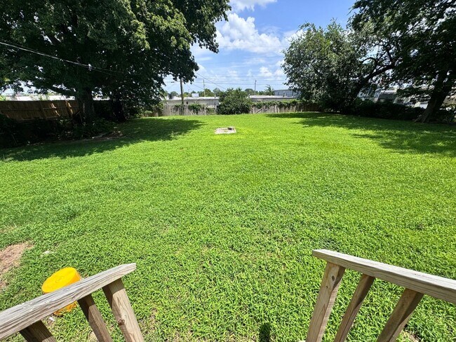 Building Photo - Beautiful 3 bed, 2 bath home with open lay...