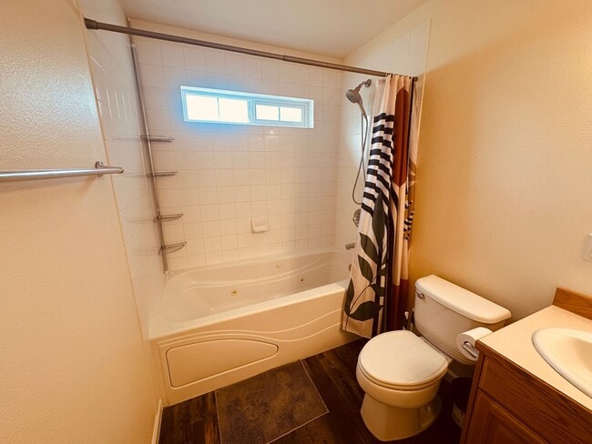 Building Photo - Beautiful mountain views! 3 bed 2 bath 2 c...