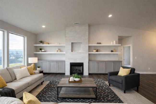 Building Photo - Executive home~move in ready!