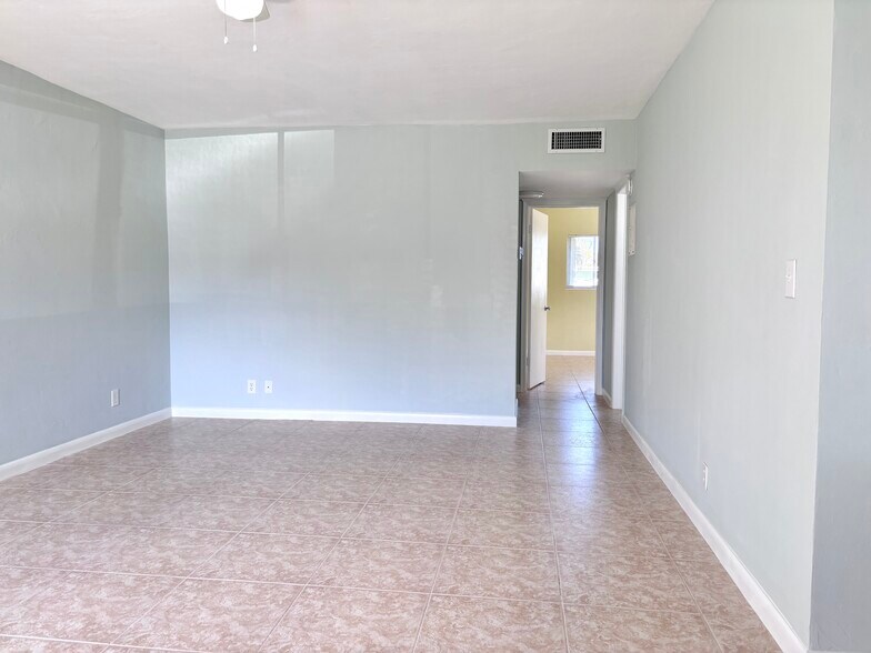 Building Photo - 1950 Lake Osborne Dr