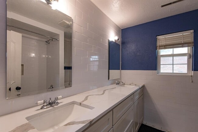 Building Photo - 3025 Regency Ct