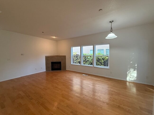 Building Photo - 3 Bedroom 2.5 Bath Forest Grove OR