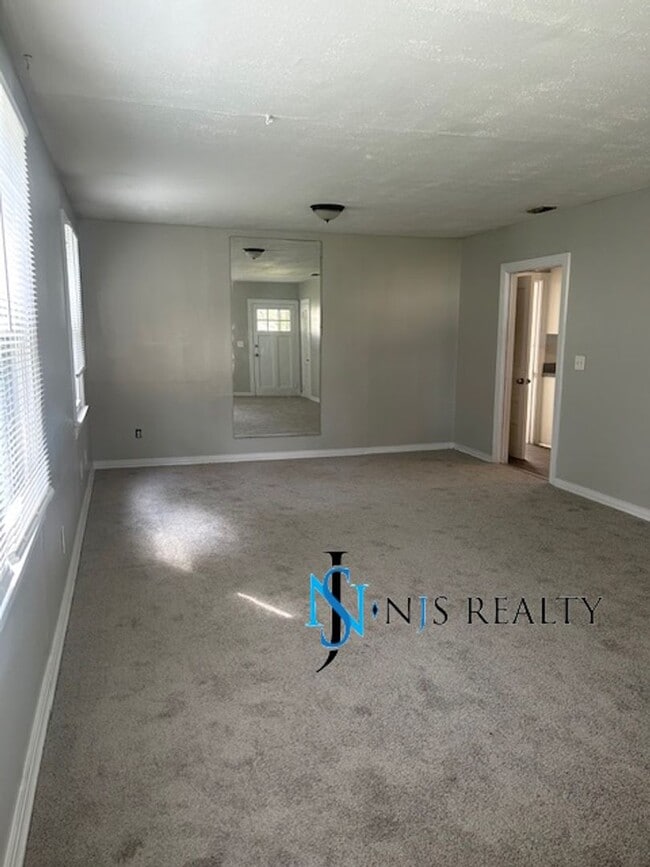 Building Photo - RENOVATED 4/2 1494 sq. ft home Fresh Paint...