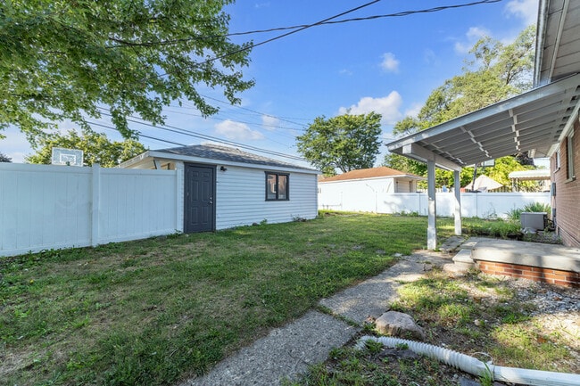 Building Photo - 31611 Lonnie Blvd