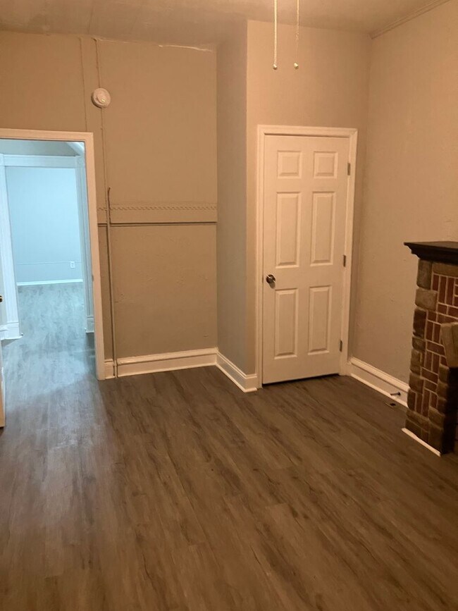 Building Photo - 7 Bedrooms 3.5 Bathrooms