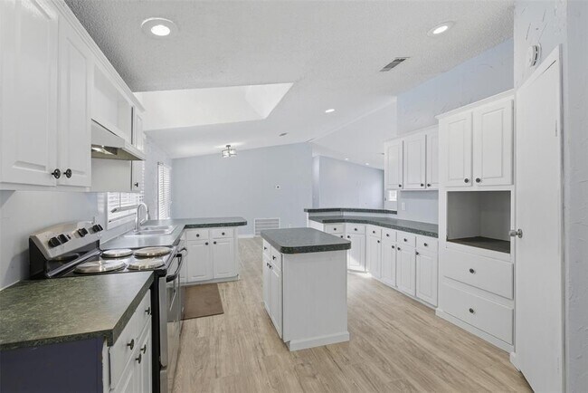 Building Photo - 931 Sycamore Creek Dr