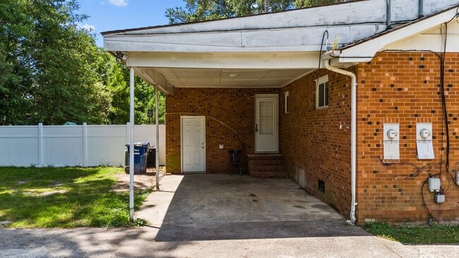 Building Photo - Updated Two Bedroom near Downtown Smithfie...