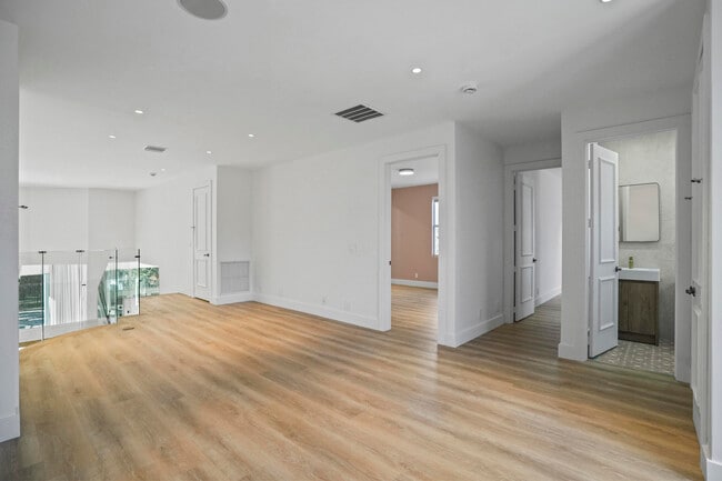 Building Photo - 3201 E Stonebrook Cir