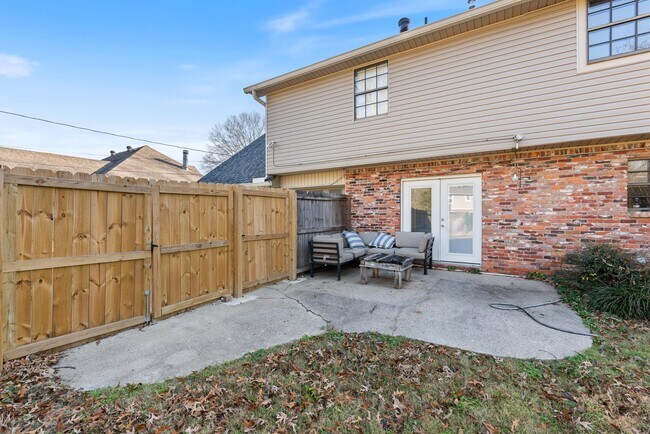 Building Photo - 7 Oak Tree Cir