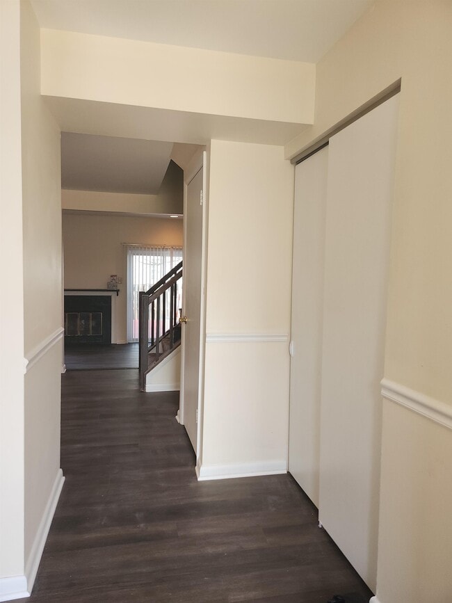 Building Photo - 8212 Londonderry Ct