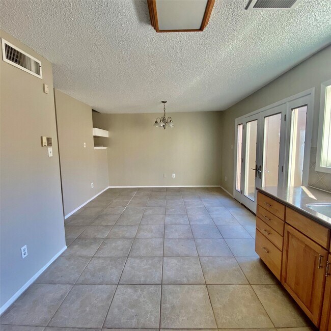 Building Photo - 11643 Southlake Dr