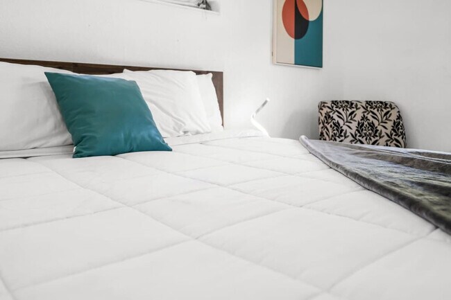 Building Photo - 714 NE 17th Ct