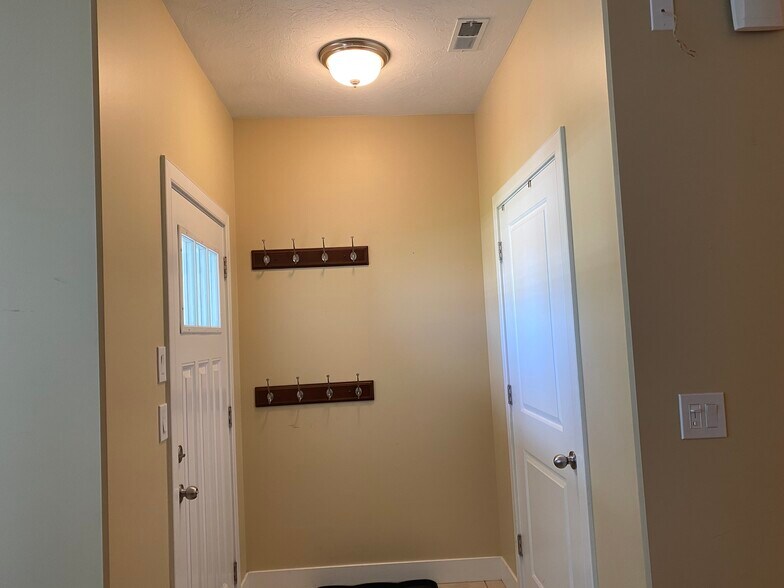 Walk-in - 1255 W 2350 S