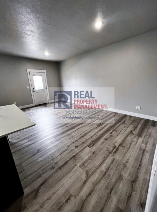 Building Photo - 3 Bedroom 2.5 Bathroom Town Home - 1 Car G...