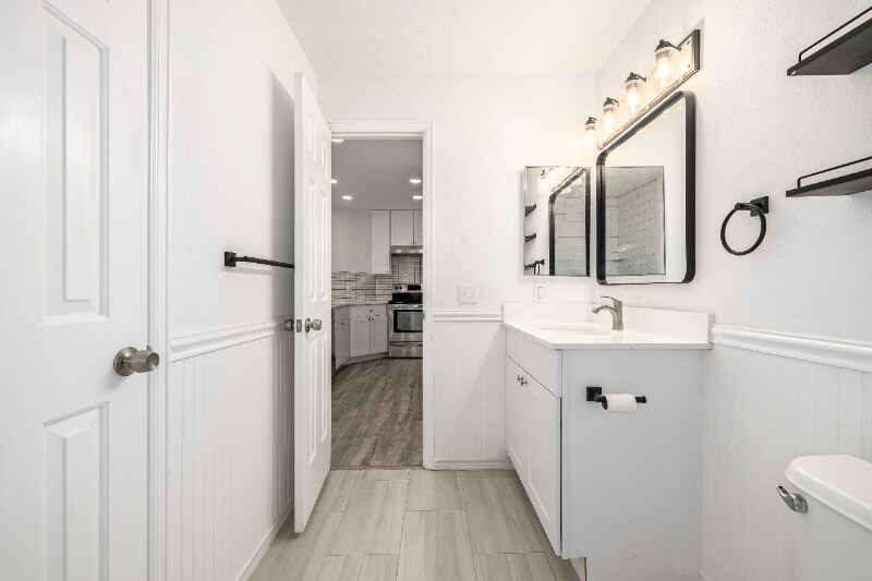 Building Photo - 8500 E Jefferson Ave