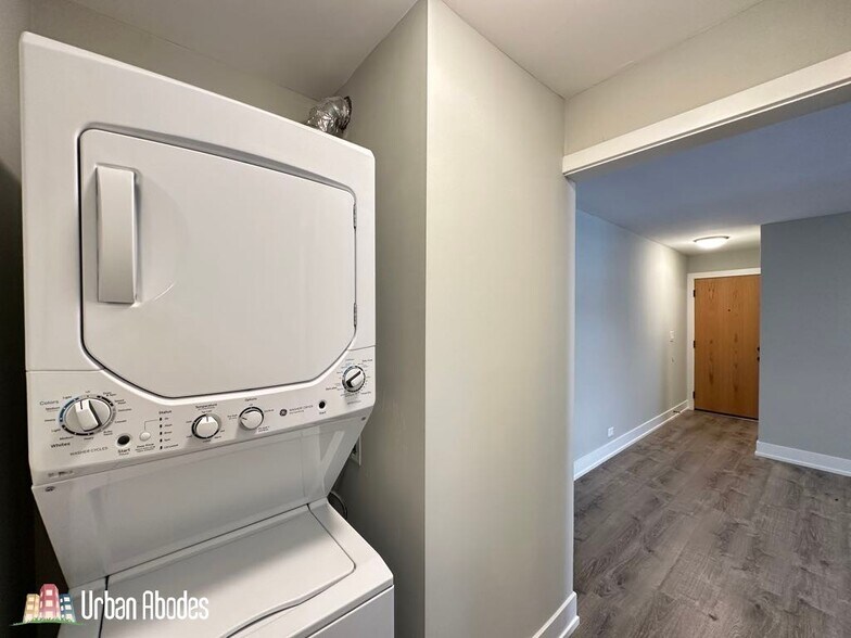 Building Photo - 527 W Surf St