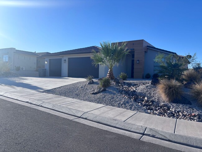 Building Photo - 3 bed | 2.5 bath single story with office