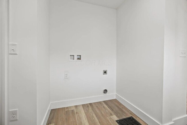 Building Photo - 852 Oakwood Ave