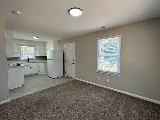 Building Photo - 3 Bedroom, 1 Bath Updated Home so very close to Ft Bragg!!
