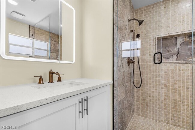 Building Photo - 527 SE 6th Ave