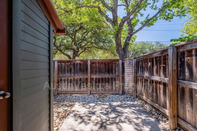 Building Photo - 3815 Menchaca Rd