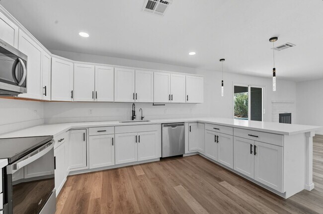 Building Photo - Beautiful Glendale Home With Pool!