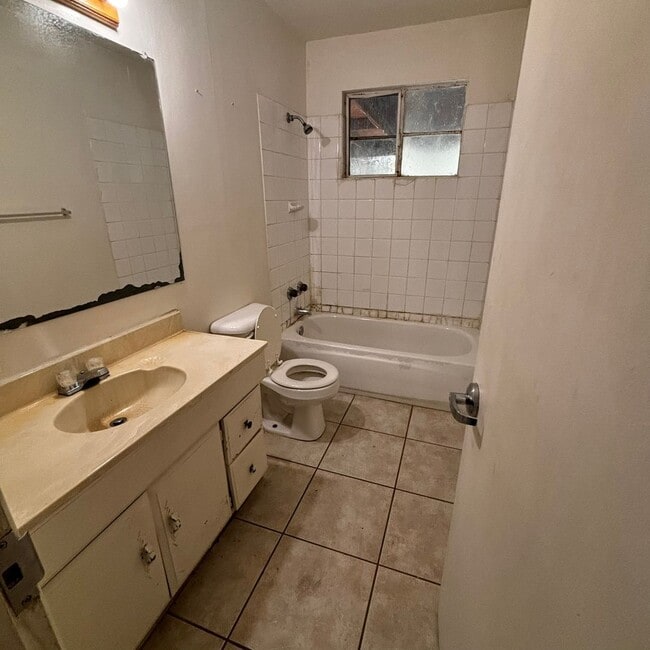 Building Photo - 4 Bedroom House in Hudson Park