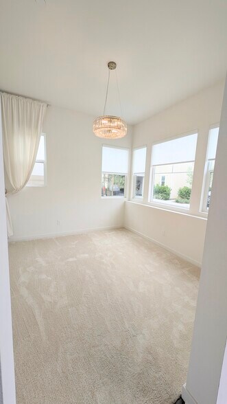 Building Photo - 450 Clubhouse Dr