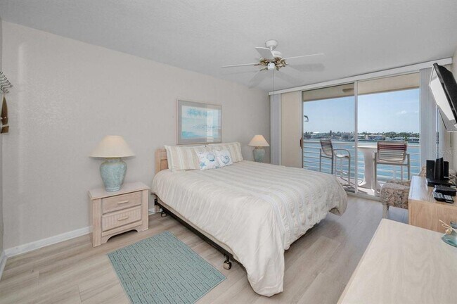 Building Photo - 6085 Bahia Del Mar Cir N