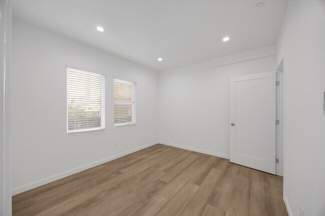 Building Photo - 308 N Catalina Ave