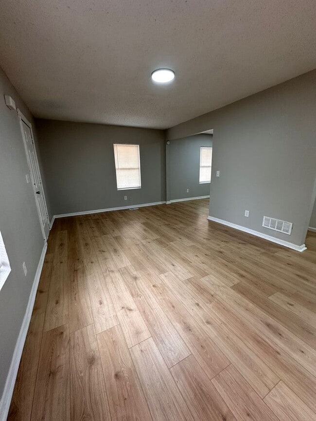 Building Photo - 2 Bed 1 Bath With Garage