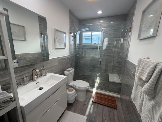 Building Photo - 326 E Walnut St