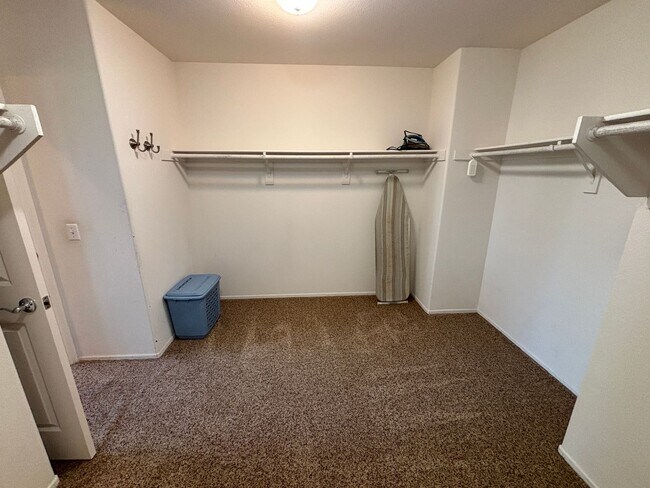 Building Photo - Gorgeous and spacious 5 bedroom FURNISHED home in Canyon Crest for rent!