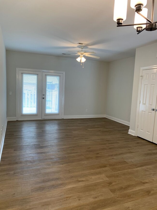Building Photo - 2 Bedroom 1.5 Bath Townhome in Pleasant Gr...