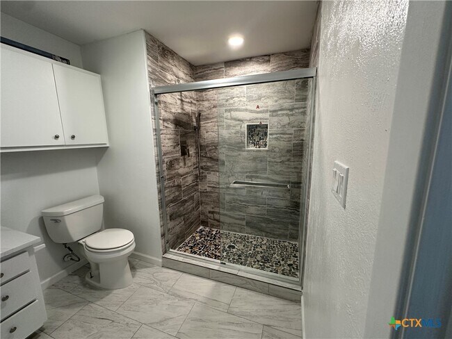 Building Photo - 136 Discovery Ln