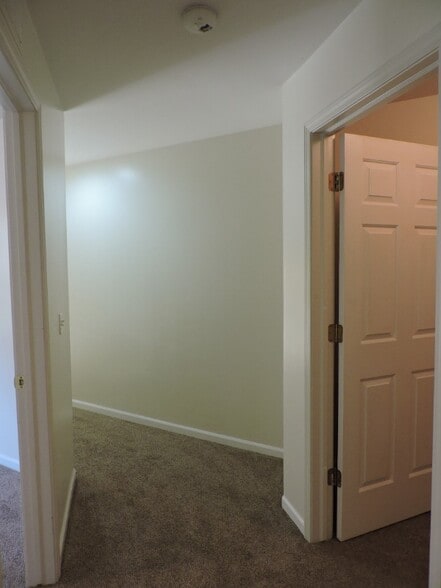 Building Photo - 668 Olde English Cir
