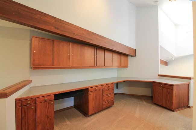 Building Photo - 4 Bed/2 Bath + an Office Richland House